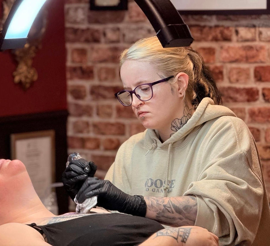 Abbie Fletcher working on a tattoo